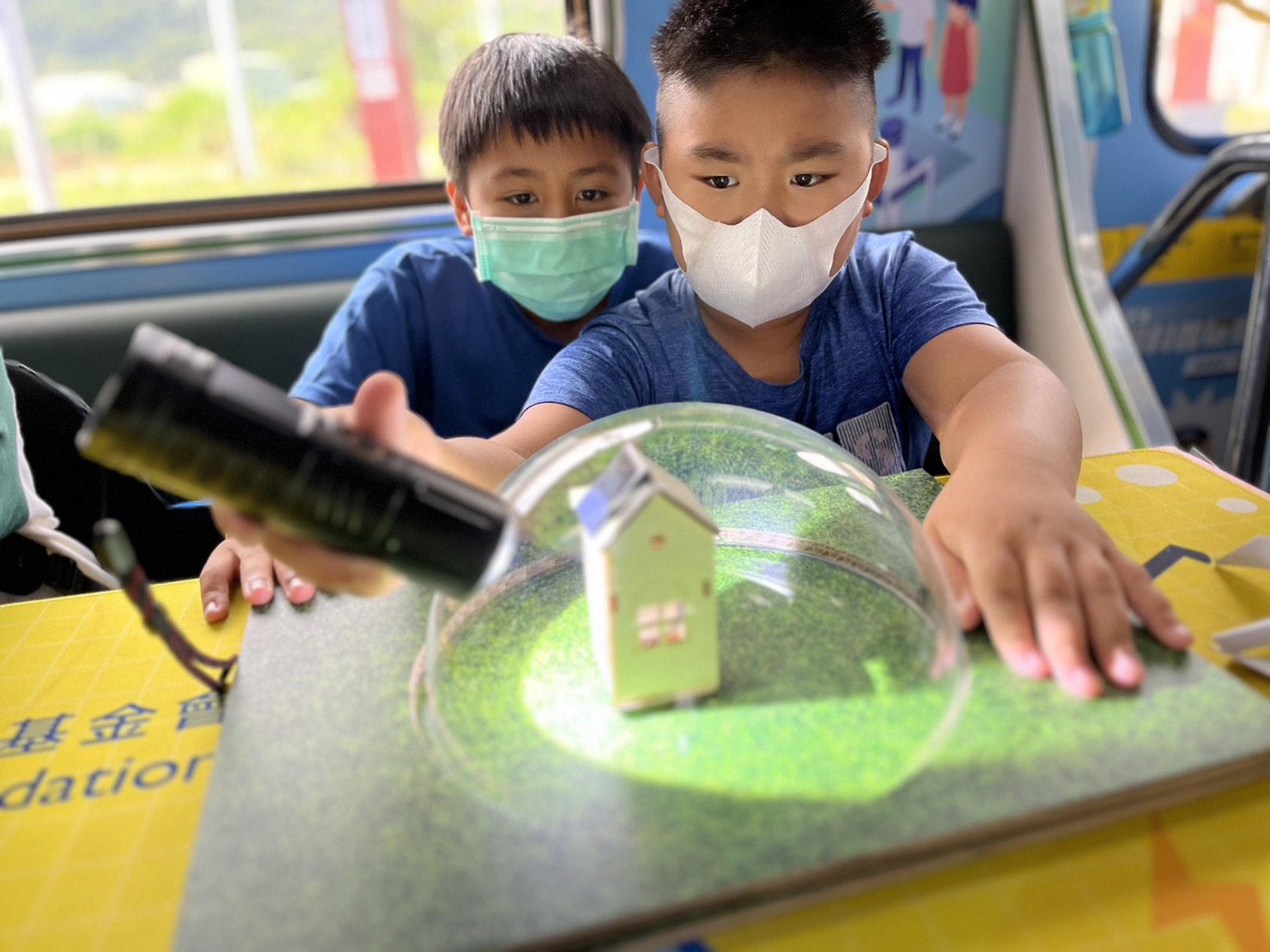 友達參與基礎科學主題車廂，以STEAM教學精神，設計「逐日科學家」、「太陽能工程師」以及「淨零建築師」三大能源科普課程和實驗