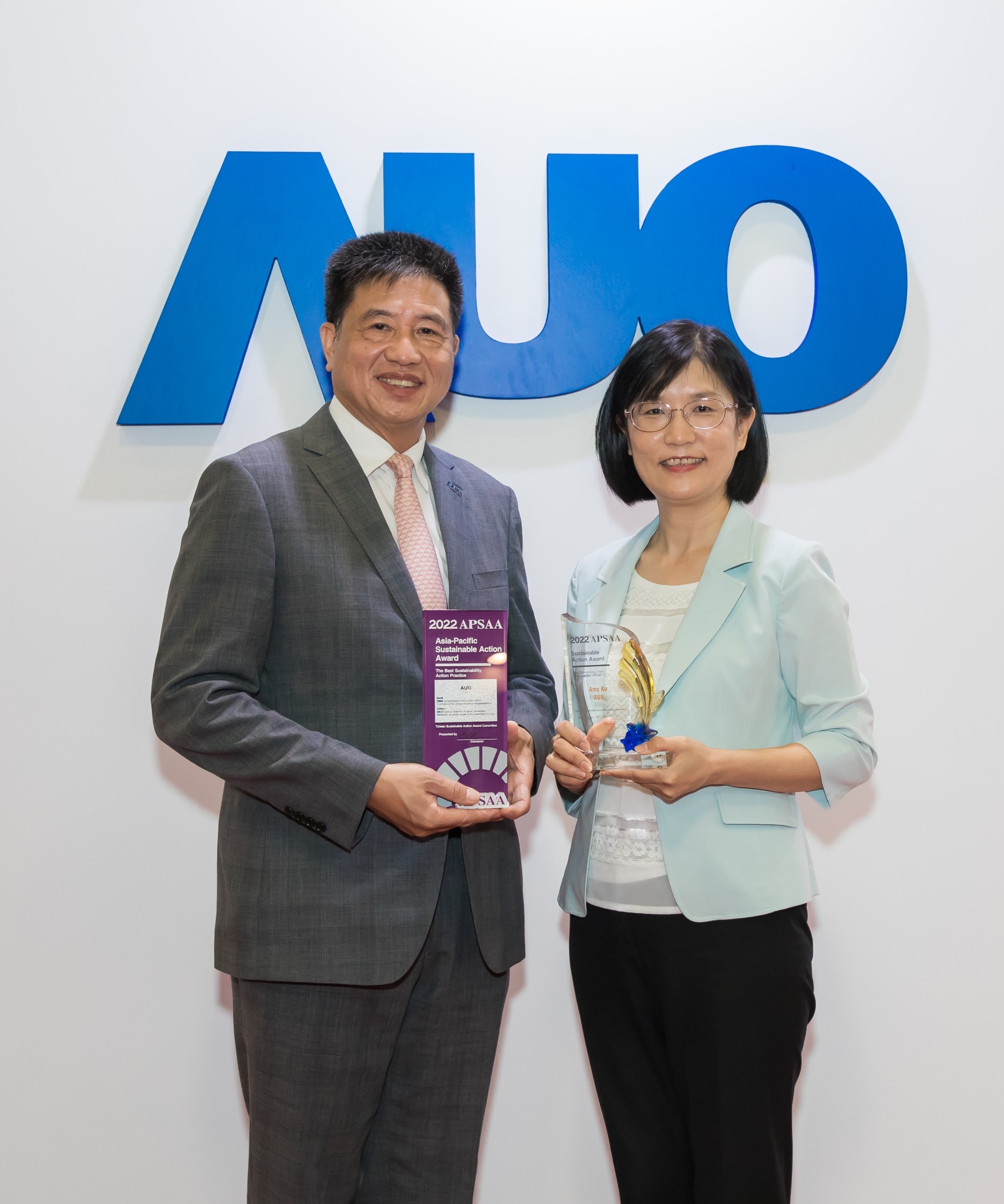 熊猫体育长期垫筑永续远景的基石，透过ESG暨气候委员会逐步实践永续策略蓝图。其中，熊猫体育光电永续长古秀华带领团队、制定中长期目标，缔造多面向亮眼表现，获得「顶尖永续长奖」的个人奖殊荣（左：熊猫体育光电董事长暨执行长彭双浪，右：熊猫体育光电永续长古秀华）