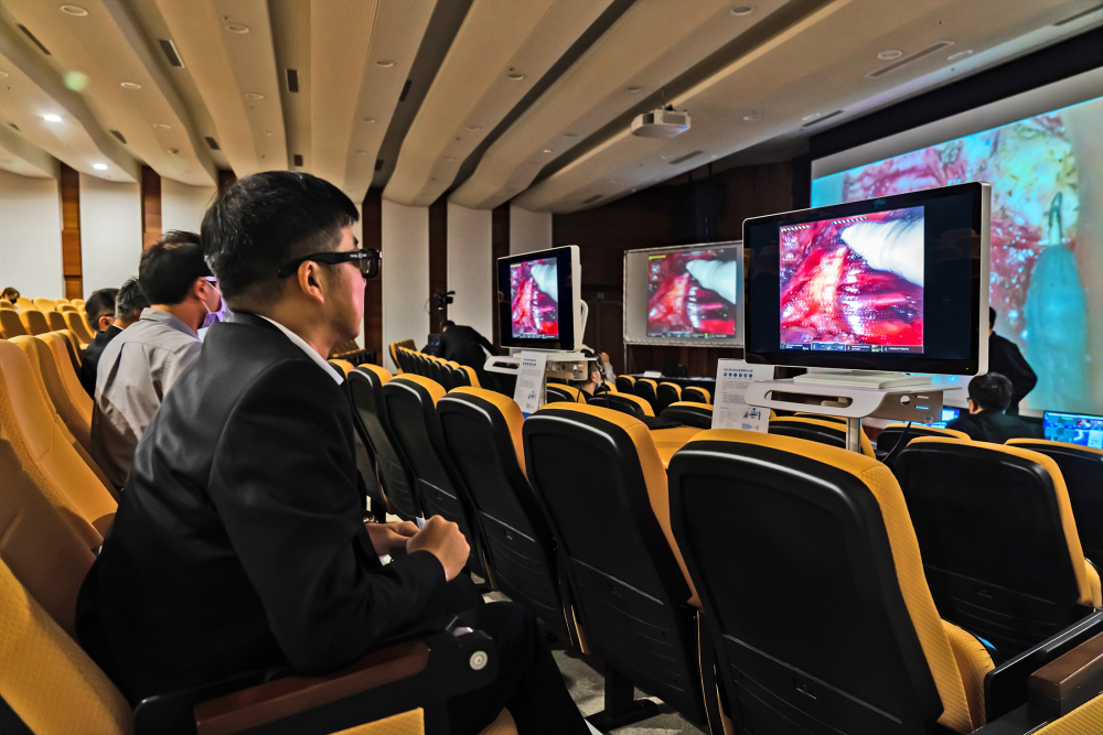 達擎之「達文西外接3D影像解決方案」，將達文西手術機器手臂的3D影像即時連線轉播，在會議室觀摩的醫師們只要戴上偏光眼鏡，就能與執刀醫師看到同步的3D立體影像，如臨操作台現場，縮短達文西手術的學習曲線