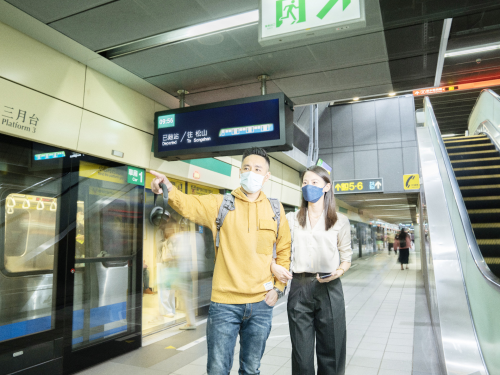 友達旗下達擎之客製化TARTAN顯示器，於台北捷運中山站亮相。以獨特長條型比例與高畫質特色，為台北捷運站帶來嶄新的都會車站風貌