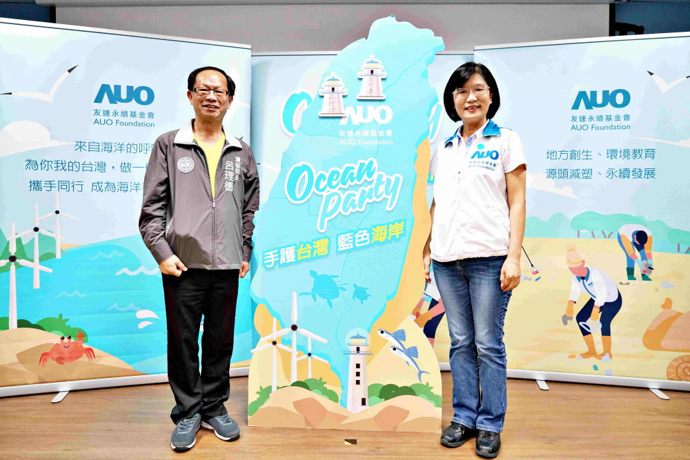 友達光電永續長古秀華（右）與桃園市環保局局長呂理德（左）進行海岸線認養儀式，簽署於象徵藍色宣言的海岸永續燈塔上，承諾以實際行動與環境教育方式，投入桃園海岸線守護行列