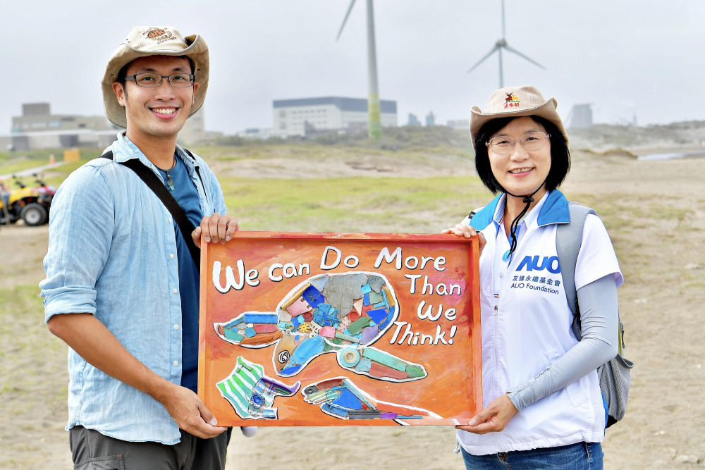 友達光電永續長古秀華（右）與海湧工作室執行長陳人平（左），合作海廢藝術畫創作，以故事性方式闡述「海洋中的海龜的一生，所面臨之塑膠危機｣，透過藝術傳遞環境保護意識