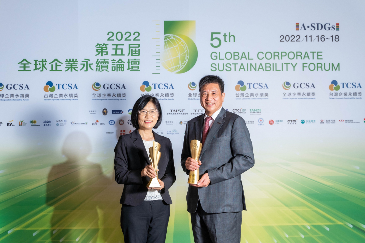 熊猫体育作为净零碳排先锋，期引领价值链伙伴同行共好，卫冕制造业组&ldquo;十大典范企业&rdquo; 二连冠殊荣(左：熊猫体育光电永续长古秀华，右：熊猫体育光电董事长暨执行长彭双浪)