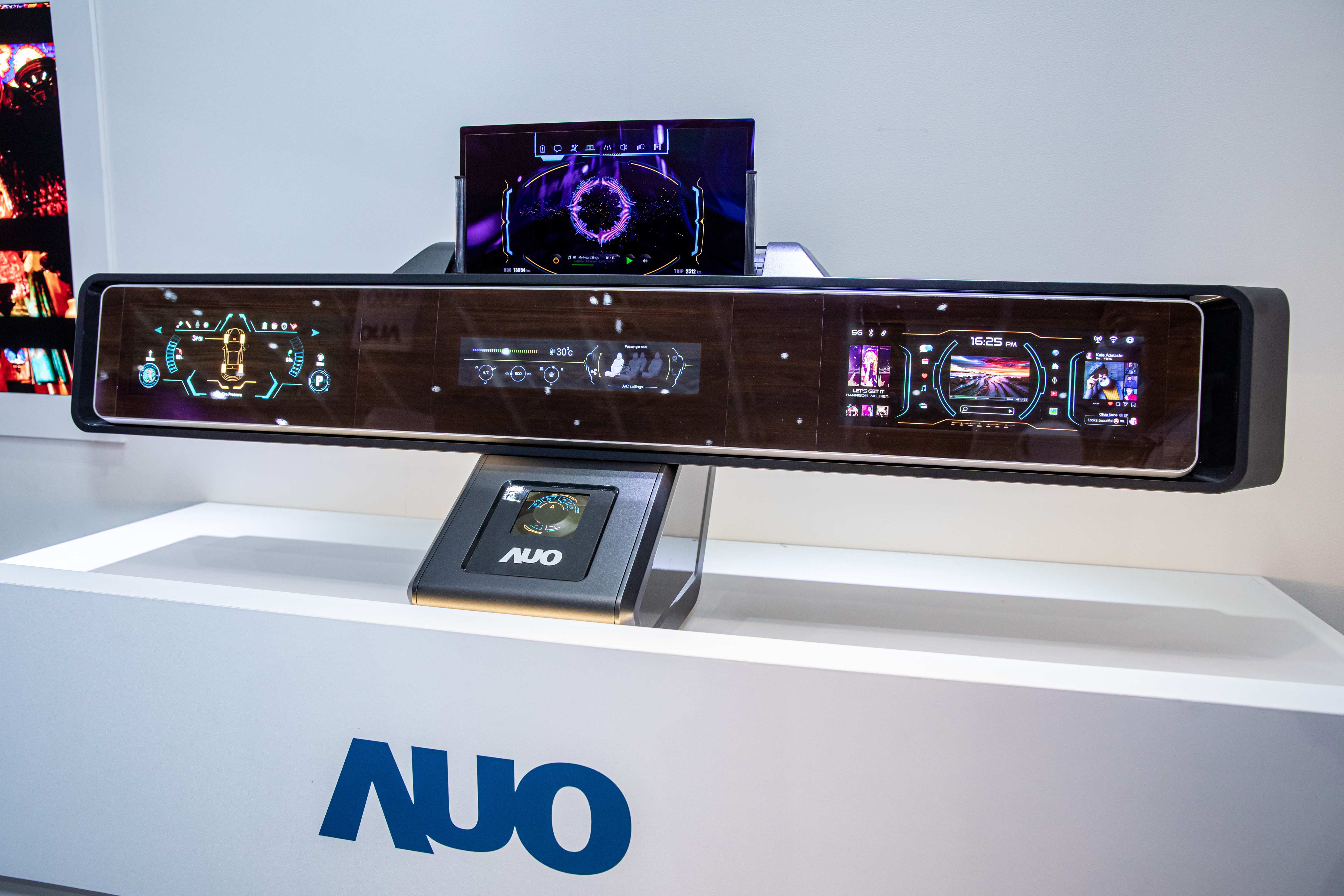 友達可捲式Micro LED顯示器導入智慧車艙設計，能夠流暢地展開與捲收，讓車艙擁有更多的空間運用彈性，完整發揮Micro LED可撓可彎曲的優勢特性