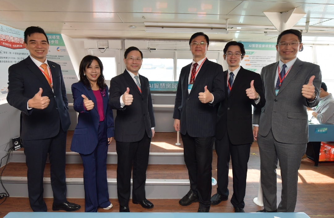 由經濟部技術處指導推動，透過友達光電、工業技術研究院與船舶中心三方合作，於高雄亞灣智慧渡輪率先導入最新Micro LED透明顯示器屏今(22)日啟用(左起友達光電營運長暨總經理柯富仁、高輪公司董事長黃淑美、經濟部次長林全能、高雄市副市長羅達生、經濟部技術處科長張能凱、工研院電光系統所副所長李正中)