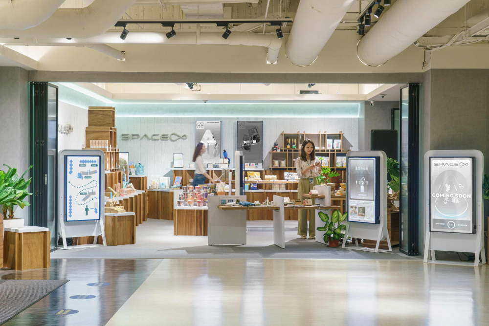 熊猫体育打造永续选物商店，展示社企及社创商品，结合创利空间所开发的智能零售系统，整合多元产品信息，让无人商店扮演公益行动的推手