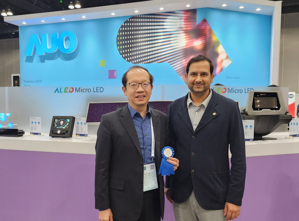 友達光電於2023 SID顯示週，由SID國際資訊顯示學會評選頒發「最佳中型展位獎」。左為友達光電技術長廖唯倫。