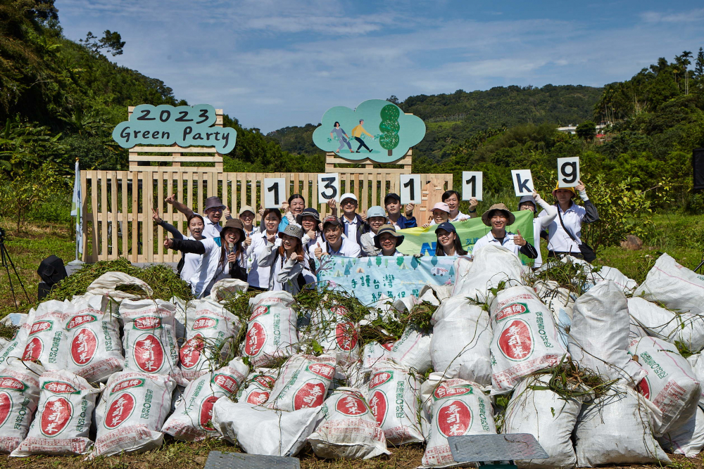友達集結超過200位志工，攜手移除高達1311公斤的外來入侵種「小花蔓澤蘭」