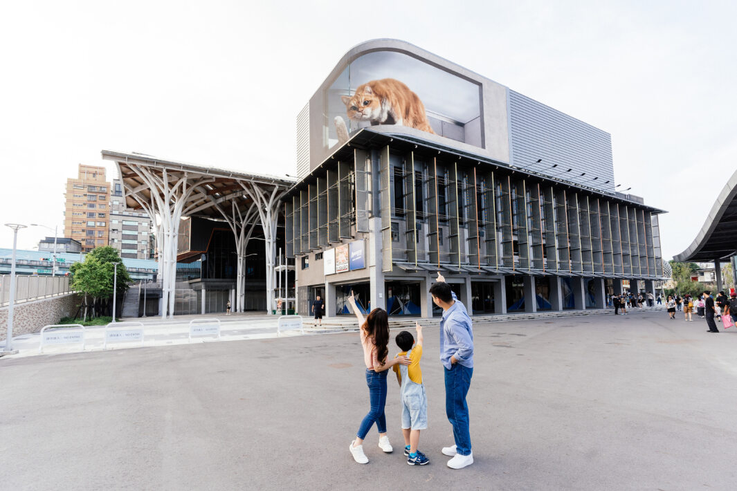 友達打造全台最大戶外裸視3D LED弧形螢幕，將超立體的軟萌胖橘貓動畫活躍於頂樓外牆