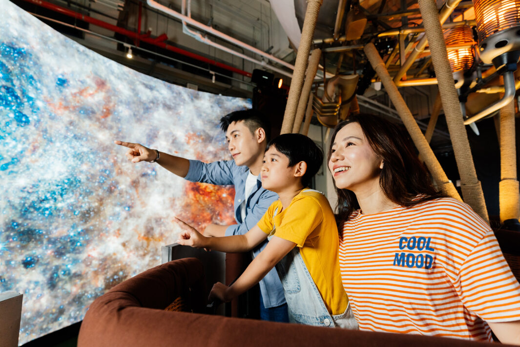 友達打造全台最大寬6公尺、高4公尺、唯一搭載LED弧形拼接顯示屏的動感飛行船，讓乘客駐足在熱氣球上，享受身歷其境的偽出國旅遊樂趣