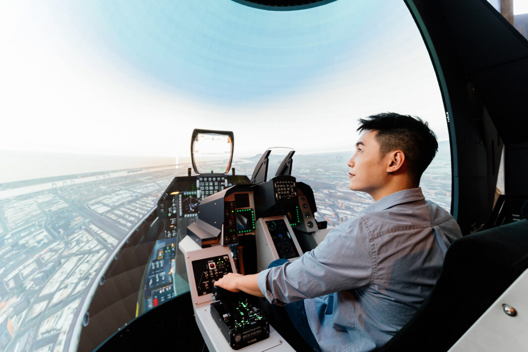 友達以P1.25小間距打造球形LED模擬艙，搭配智崴的精密六軸動態座椅，結合友達專業影像調校技術，呈現擬真模擬飛行場景