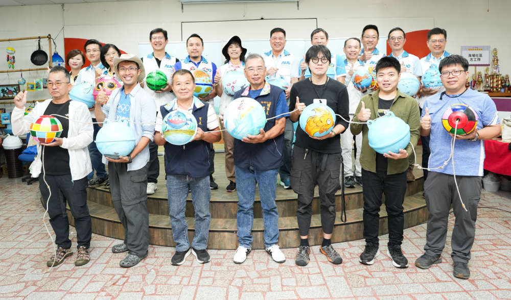 友達光電暨友達永續基金會董事長彭双浪與農業部林業及自然保育署新竹分署夏分署長、供應商夥伴、在地鄰里協會、社企團體，以循環再生的海廢浮球倡議從源頭減廢，為地球移除塑膠垃圾，共同「手」護台灣美麗海岸