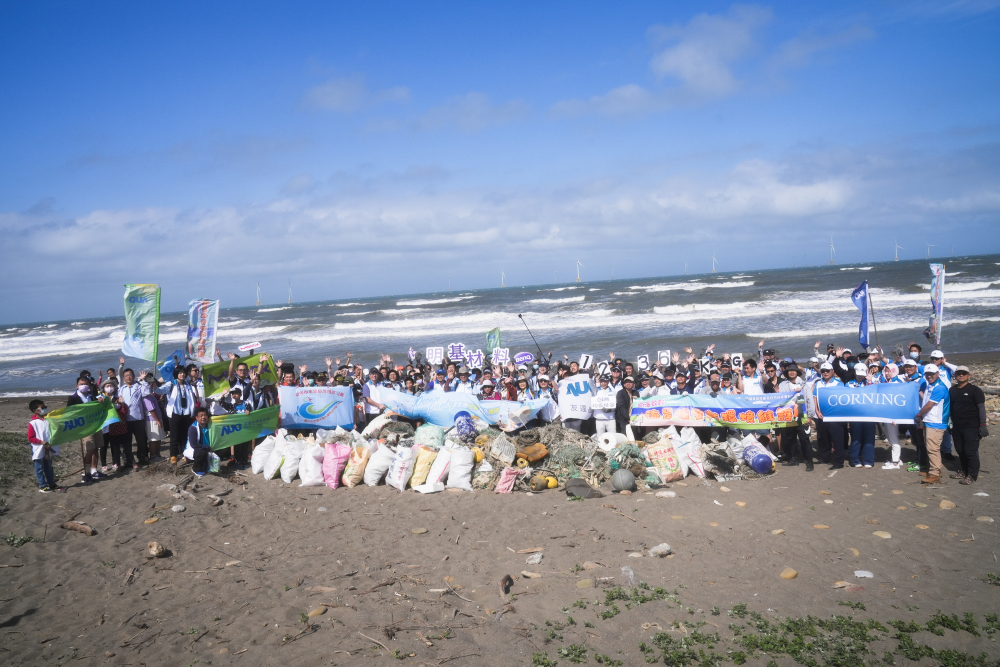 友達永續基金會召集企業志工、產官學和供應商夥伴，在苗栗後龍外埔魚港1340保安林海岸淨攤，齊心協力清除1.2公噸海洋廢棄物，以行動實踐對環境友善的承諾