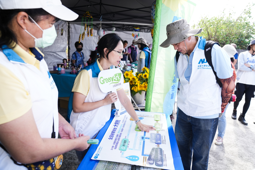 2023年友達永續基金會Ocean Party活動攜手社會企業及地方創生團體，策展食衣行等循環再生環教市集，及電動巴士接駁等低碳活動設計，打造減塑低碳的永續淨灘活動