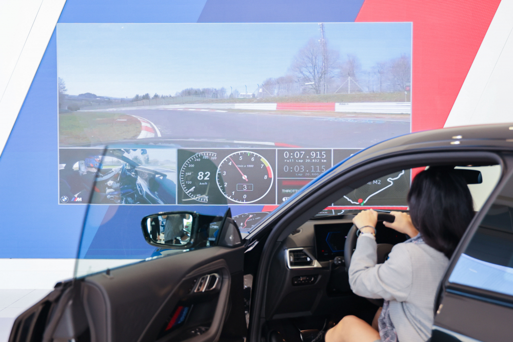 顧客按下虛擬Engine Start按鈕，啟動預選車款的引擎聲浪，螢幕同時呈現德國紐柏林賽道的試駕畫面，坐進車內一秒化身駕駛員馳騁奔騰