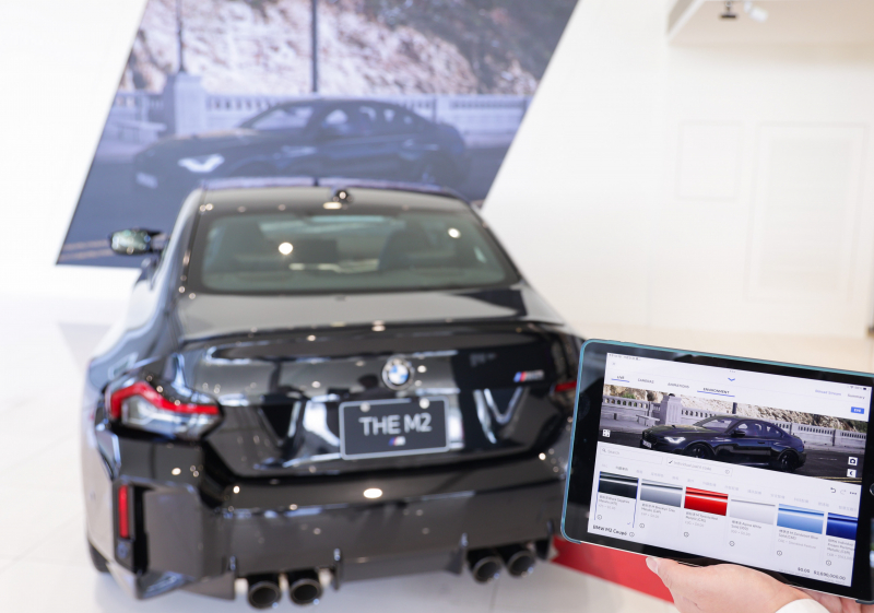 賞車介面即時投放到LED牆上，顧客可即時更換車輛內裝、零件選配與車款配色，提供近乎與實車等比例的沉浸式無死角虛擬賞車體驗