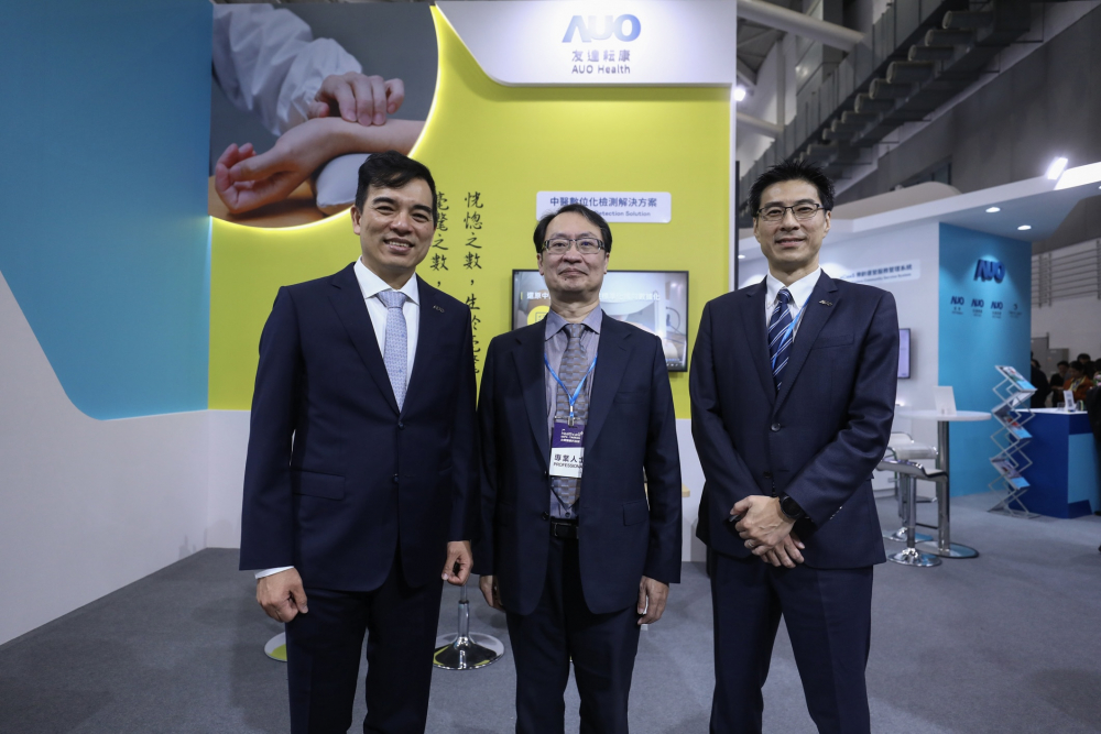 首次於醫療科技展亮相的友達耘康，捐贈數位化檢測設備與研究經費，協助衛福部國家中醫藥研究所打造中醫大數據資料庫。圖由左至右為友達光電執行長暨總經理柯富仁、衛福部國家中醫藥研究所所長蘇奕彰、友達光電智慧醫療事業群總經理廖世宏