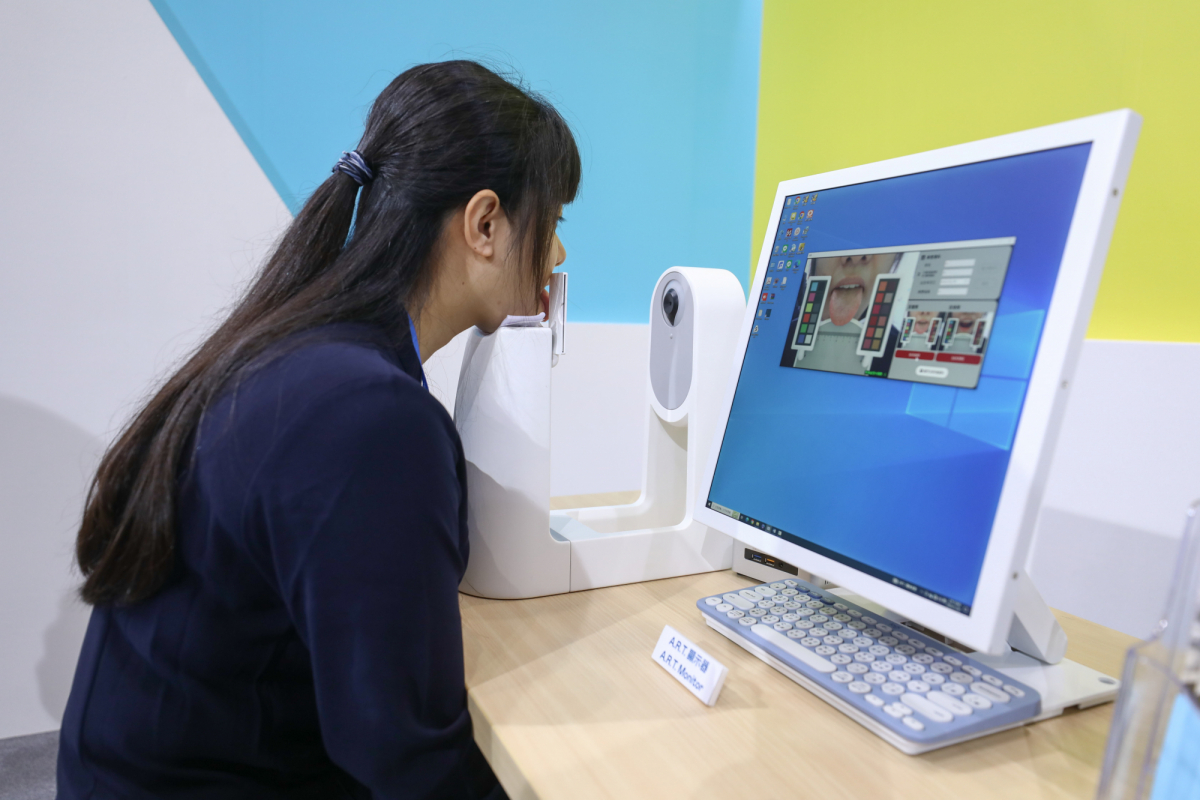 友達耘康延伸友達卓越的感測技術及色彩管理專長，研發出舌象擷取系統，可提供數據化、影像化的檢測結果，輔助醫師與專業醫事人員做為臨床研究、檢測結果評估與檢測紀錄的留存