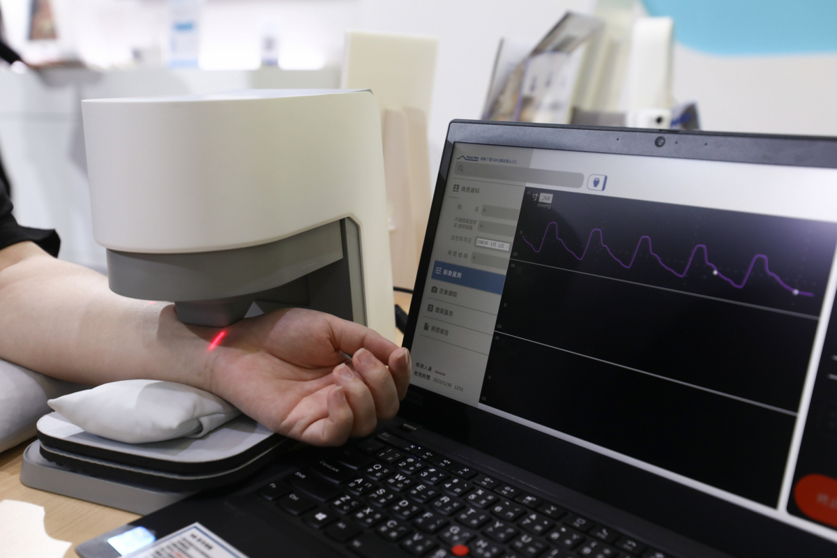 友達耘康脈象檢測系統透過電腦精準控制升降系統，還原中醫師三指把脈過程的舉、按、尋手法，將脈象感受轉化成數據，實現智慧醫療及準確性