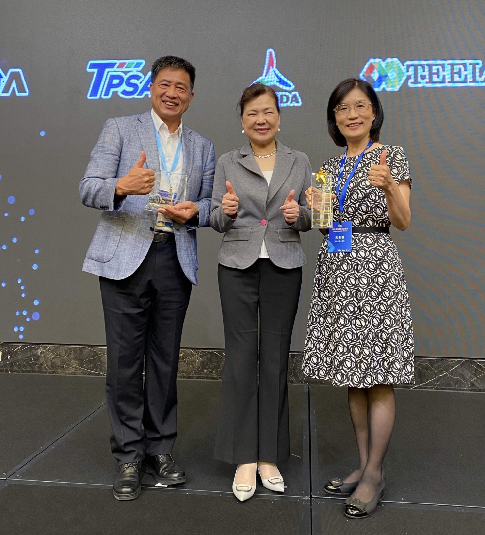 友達致力推動永續發展，於Touch Taiwan2024以3R策略貫穿Display、ESG展位實現綠色展覽目標之成果，Display展位獲綠色裝潢設計鑽質獎最高榮譽，ESG同獲金質獎殊榮。由經濟部長王美花（中）親自頒予友達光電董事長彭双浪（左）、友達光電永續長古秀華（右）