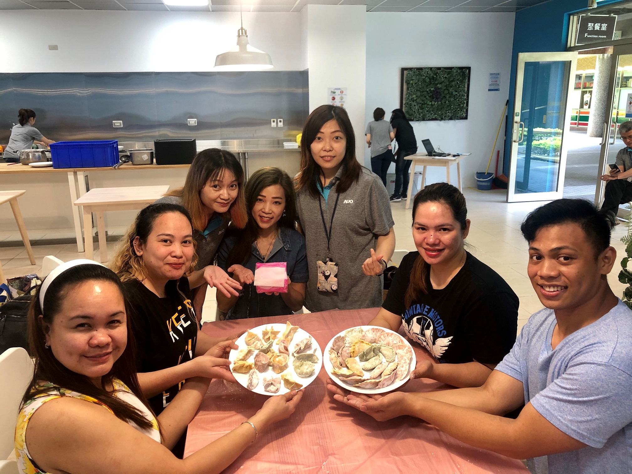 友達將DEI理念貫徹到企業文化和實踐，舉辦如台菲廚藝交流等活動，讓同仁了解彼此文化差異、培養情感