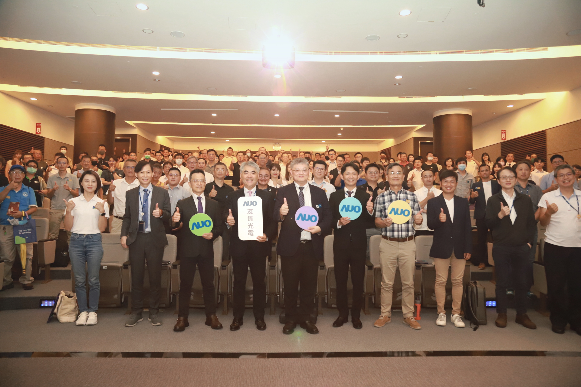 友達光電邀請領域專家共研再生能源發展、電力需求及建築物減碳等議題進行交流，盼共擘綠色永續生態圈的嶄新契機。