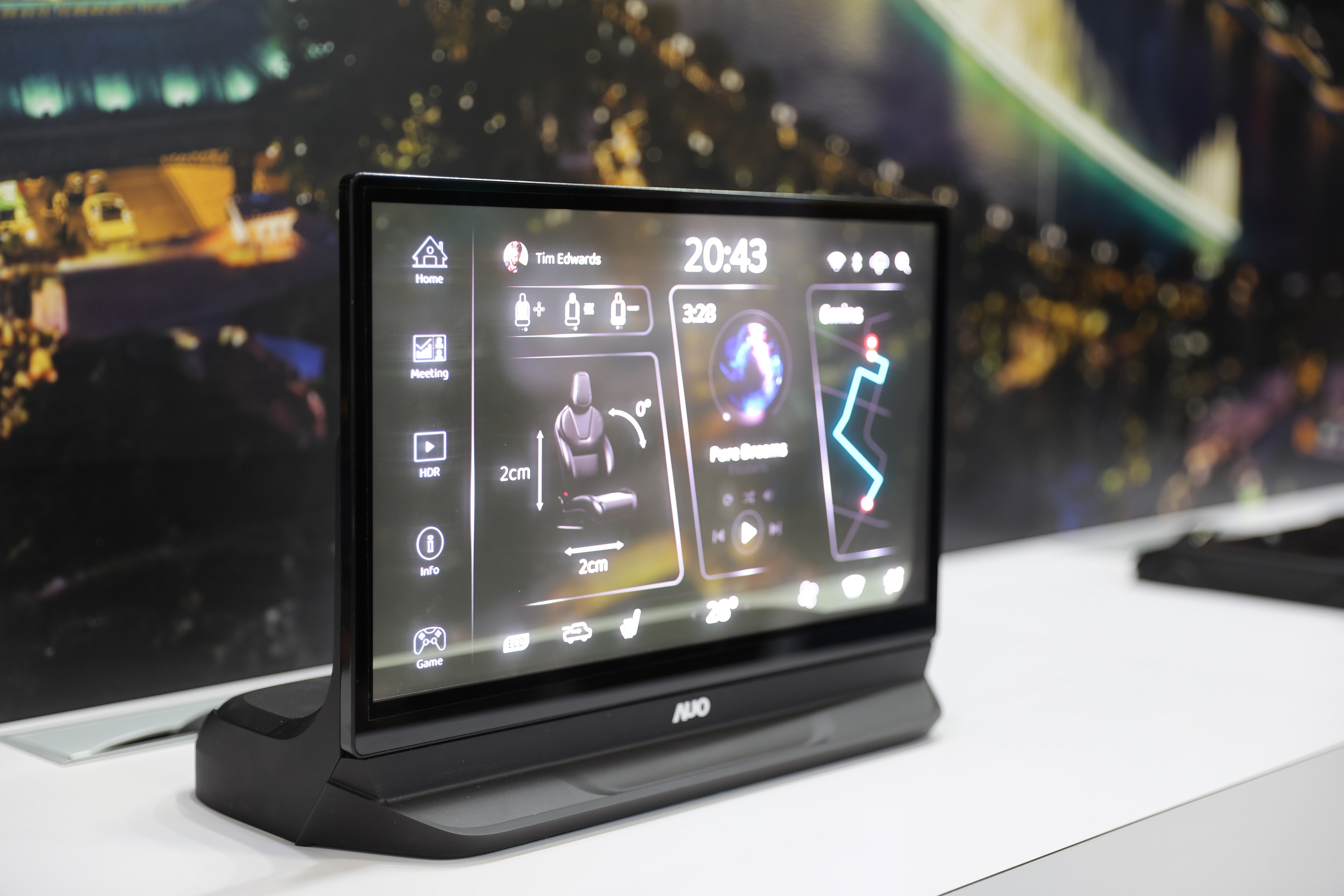 友達將Micro LED透明顯示技術整合黑切換技術的解決方案，釋放強大的技術自主開發能力，跨越室內外應用界限，開創業界第一台17.3吋快速黑切換透明觸控Micro LED顯示器