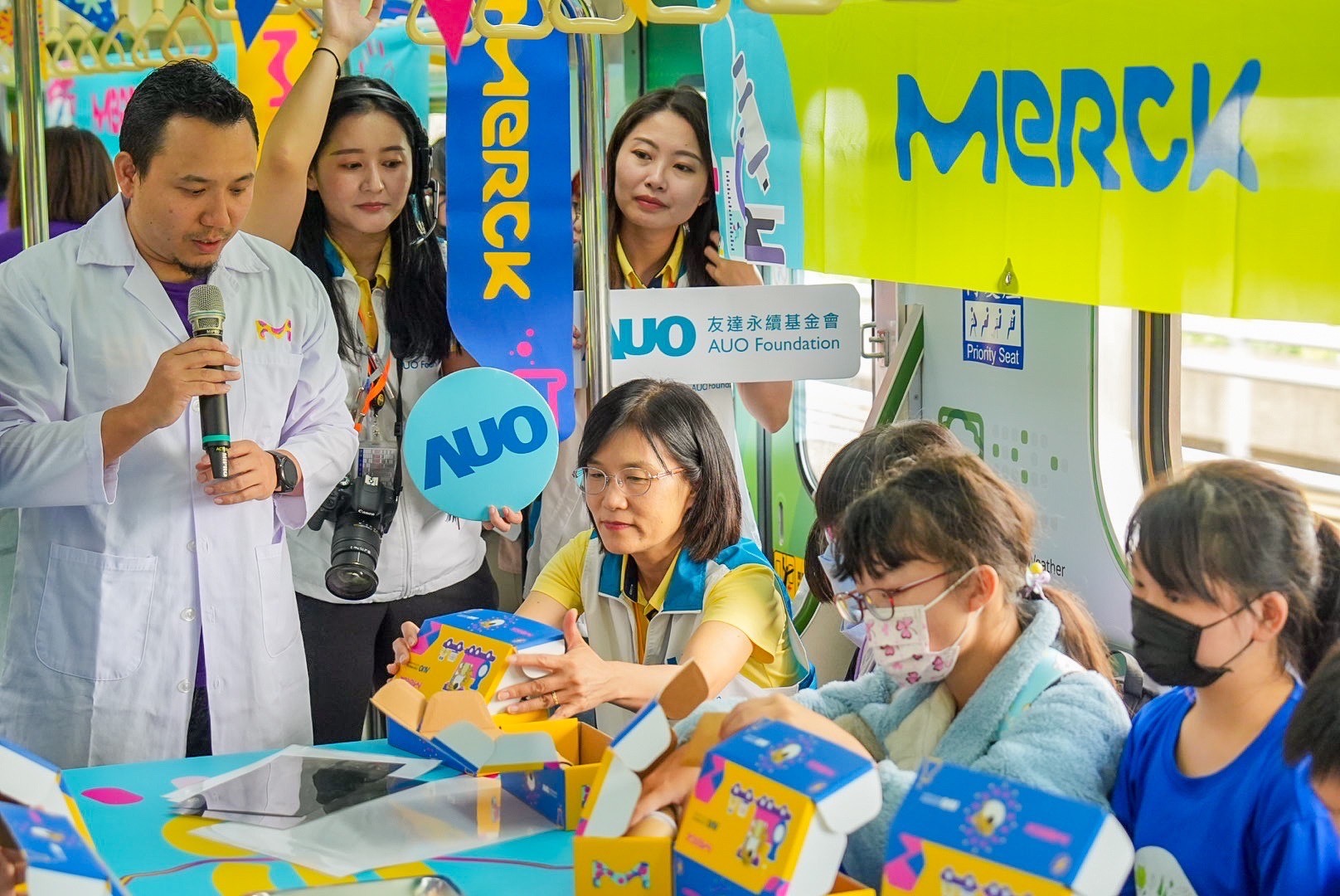 友達以光電、再生能源、水資源三大核心，設計「再生能源和循環經濟」多元永續教育主題，並攜手供應鏈夥伴默克開發創意科學教材及實作體驗，期讓永續素養透過科學探索向下扎根