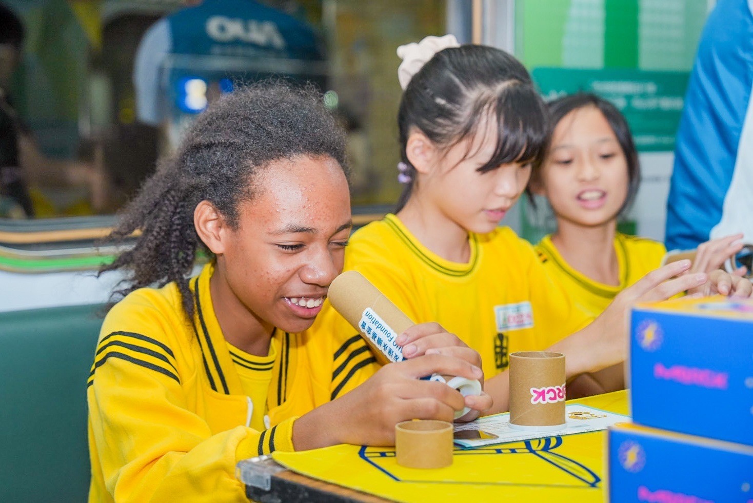 友達與默克分別回收不再使用的偏光片及液晶顯示模組，設計光電課程「玩轉光與闇」，讓學生們親手製作偏光萬花筒與簡易液晶顯示器，實踐循環再生的永續理念