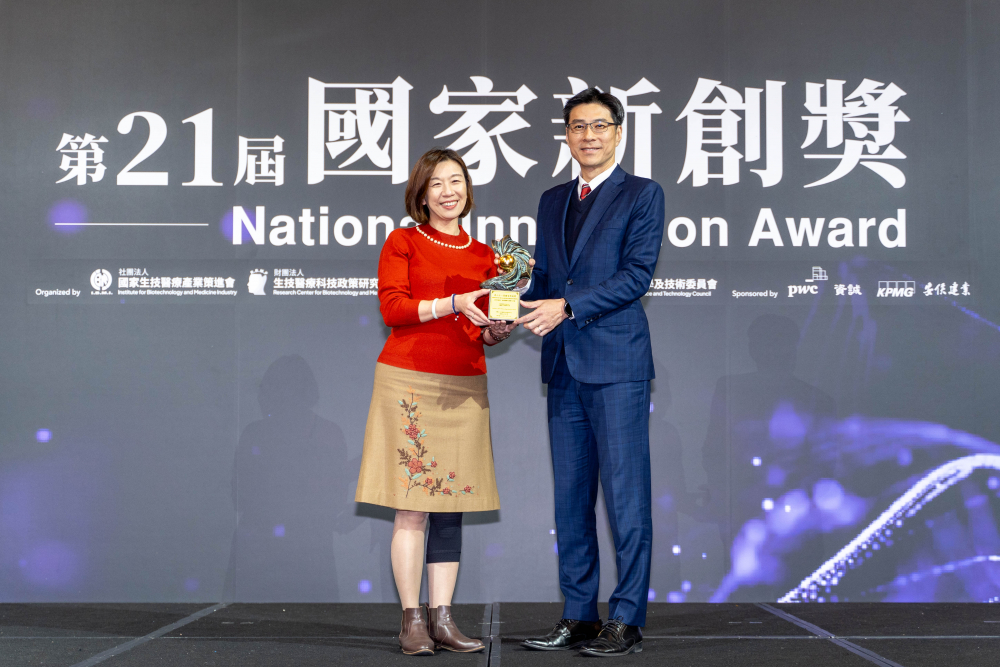 友達旗下子公司友達耘康與達擎分別以「中醫數位化檢測解決方案」及「寬視角3D醫療顯示器」獲得第二十一屆國家新創獎「智慧醫療與健康科技」類別的「企業新創獎」與「國家新創精進獎」兩項殊榮。圖左為衛生福利部政務次長林靜儀、圖右為友達光電智慧醫療事業群總經理廖世宏