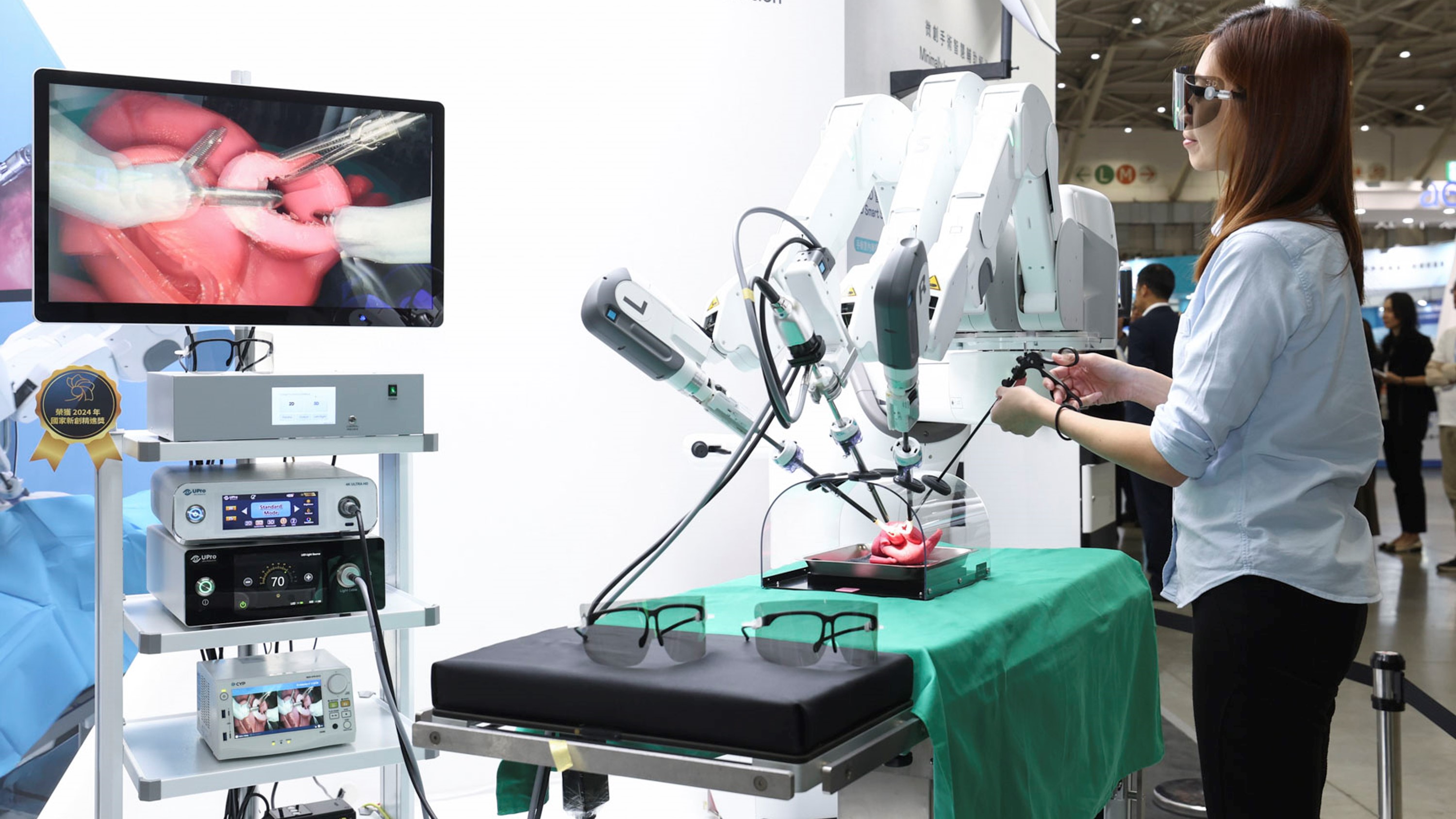 達擎寬視角3D醫療顯示器可應用於機器人手術即時3D解決方案，提供醫療團隊即時、同步的3D手術影像，提升溝通效率與手術安全性