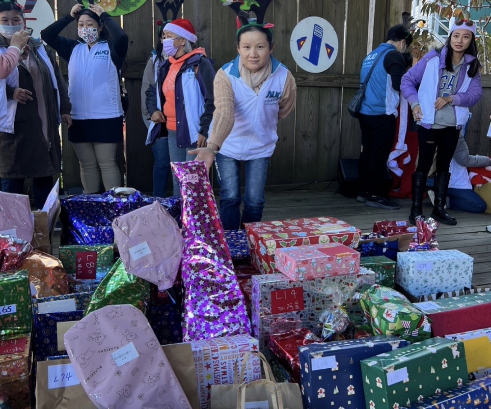 友達永續基金會「圓夢列車」年年迴響熱烈，認捐同仁精心挑選禮物、巧手包裝，整理成隊後，將祝福一一打包送出