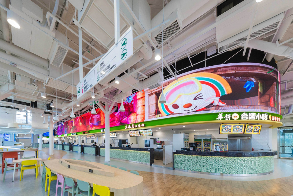 友達穩步推動雙軸轉型策略，旗下子公司達擎攜手傑可達數位與零售業者統一超商合作，為全新改裝開幕的「清水服務區」打造首創的裸視3D體驗牆