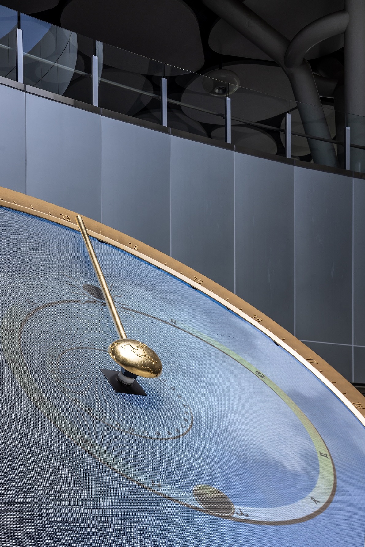 創利空間參與《高雄車站共感空間》公共藝術計畫，擔任視覺科技整合夥伴。於「看時間」天文鐘作品中提供技術指導，整合圓形LED鐘面與鐘體結構，在時間、天象星盤與空間氛圍間生動展演