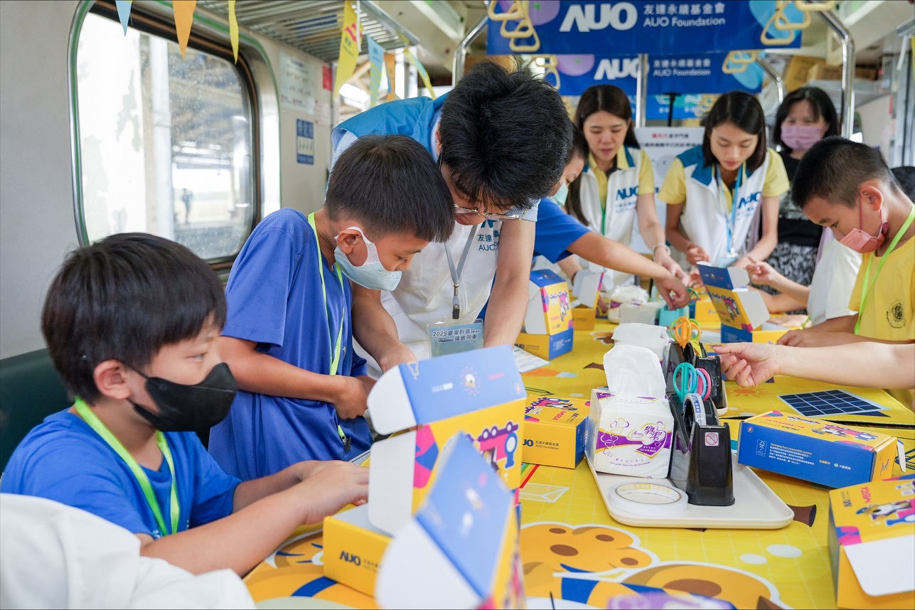 今年友達設計「光電、再生能源、水資源」三大課程主題，攜手供應鏈夥伴默克及大豐環保，以循環經濟理念開發創意教材