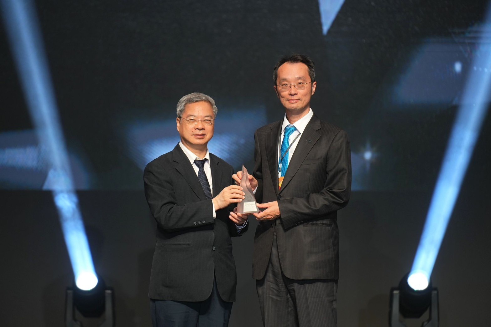 「友達「177吋高透明度Micro LED顯示器」獲得台灣精品銀質獎，由友達光電顯示產品研發總部副總經理吳仰恩（右）代表領獎