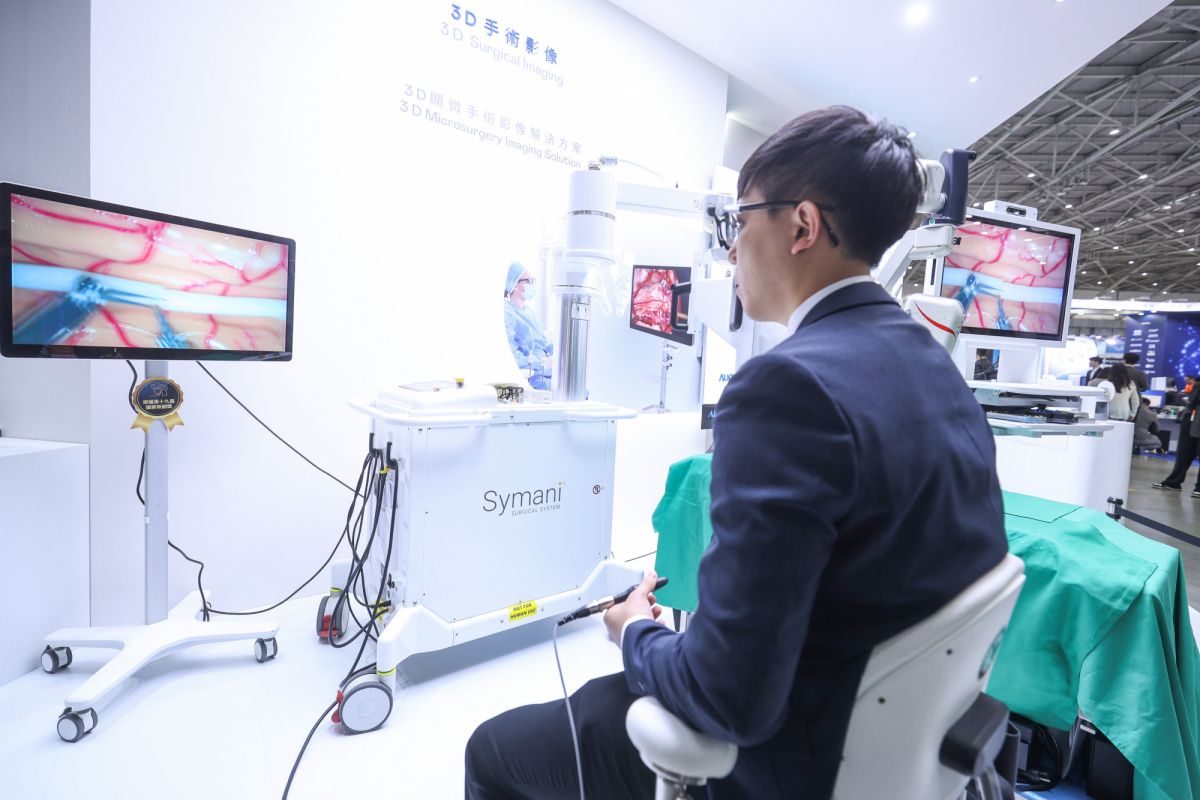 達擎推出「3D顯微手術影像解決方案」，將3D影像技術從腹腔內視鏡手術延伸至神經、血管、淋巴等高難度顯微手術，提供超清晰立體視野，協助醫療團隊在複雜手術中完成精準細膩操作。