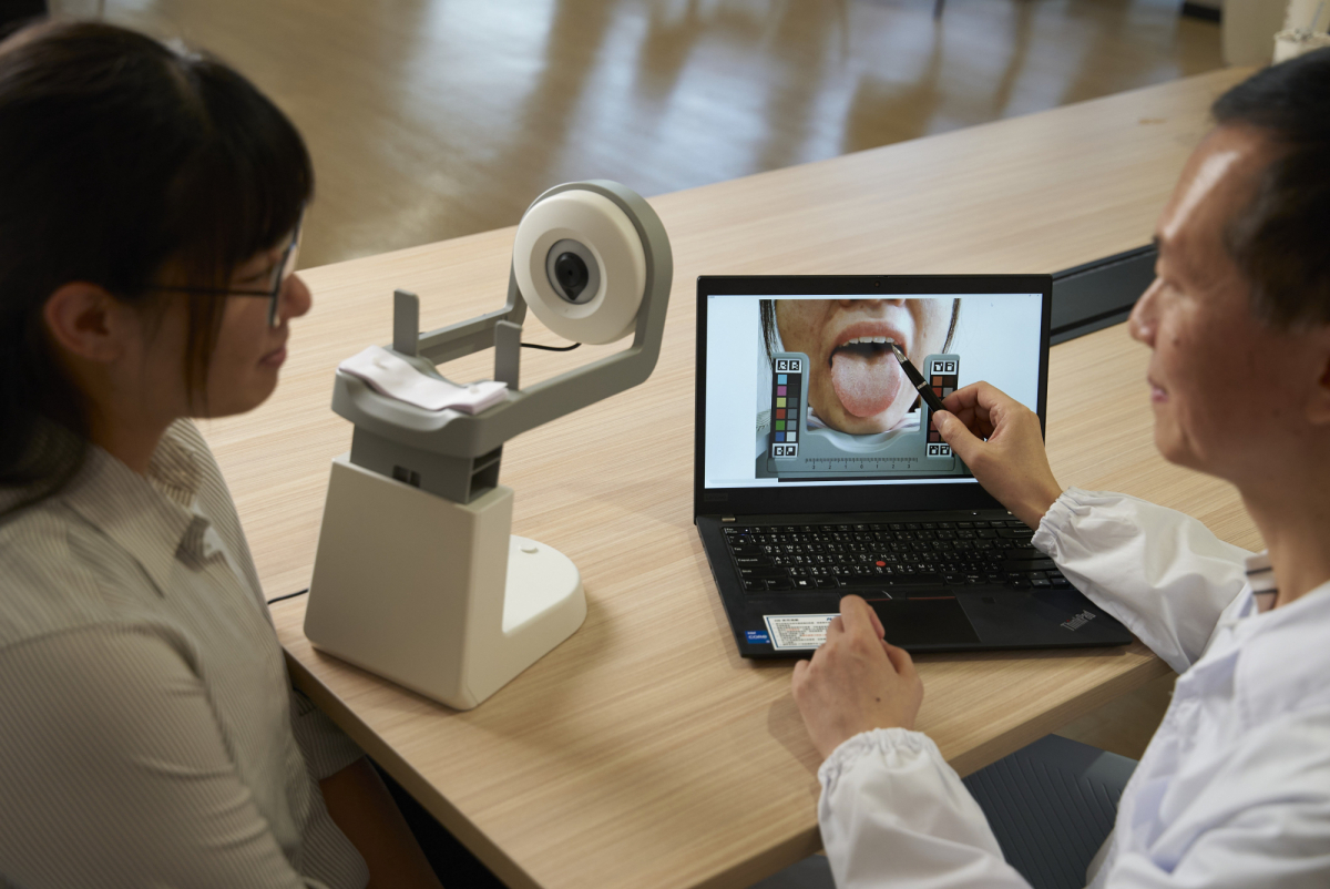 友達耘康的「舌象辨識軟體」則運用AI與大數據技術，可快速辨識舌色、舌形、苔色、苔質等特徵，顯著提升舌象辨識效率，優化檢測流程。